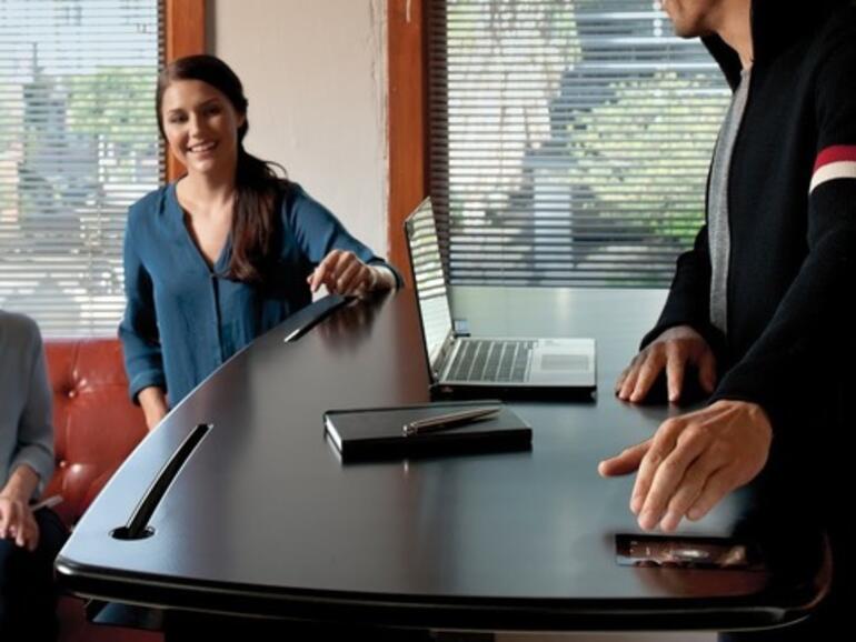 Der Schreibtisch besitzt einen Stromanschluss, Bluetooth, Wi-Fi und ein 5-Zoll-Touch-Display