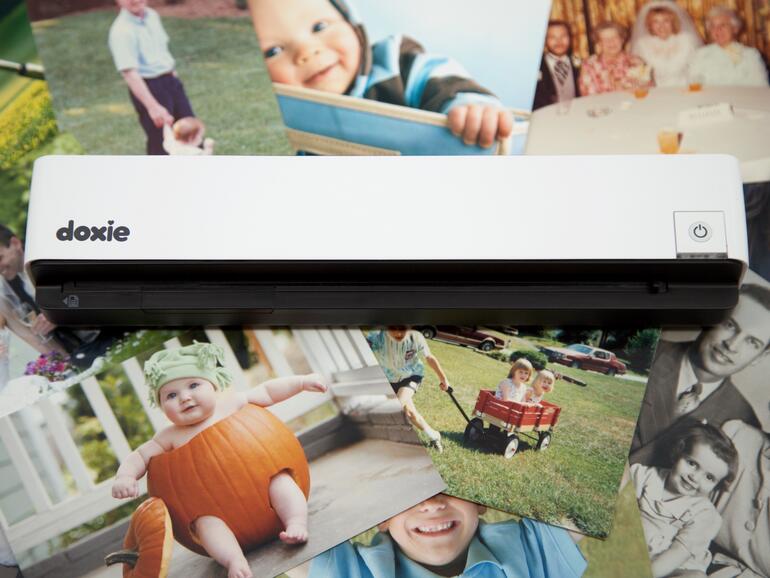 Mit Hilfe des beiliegenden Folienbogens scannt der Doxie Go Wi-Fi auch Fotos.