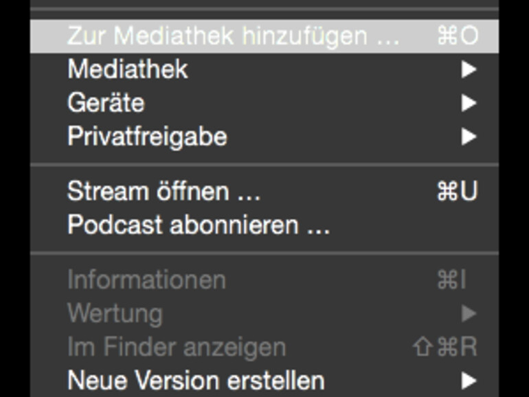 Klicken Sie auf Ablage und dann auf Zur Mediathek hinzufügen. Alternativ können Sie die Tastenkombination [cmd]+[O] verwenden.