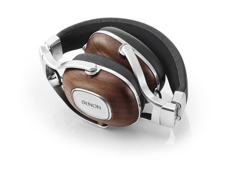 Praktisch: Dank stabiler Gelenke an beiden Seiten lässt sich der Kopfhörer für den Transport gut zusammenklappen.