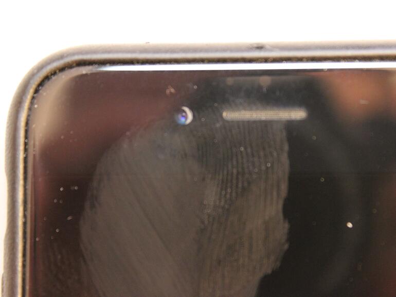 Auch auf unserem iPhone 6 rutscht der Staubfilter immer näher an die Linsenmitte der Front-Kamera ...