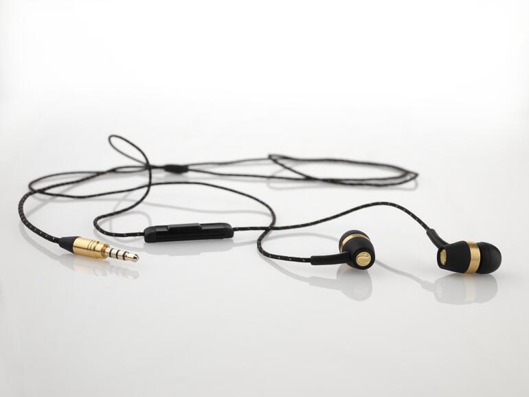 Die Stoffkabel sind ebenfalls in Gold und Schwarz gehalten und verknoten nicht leicht.