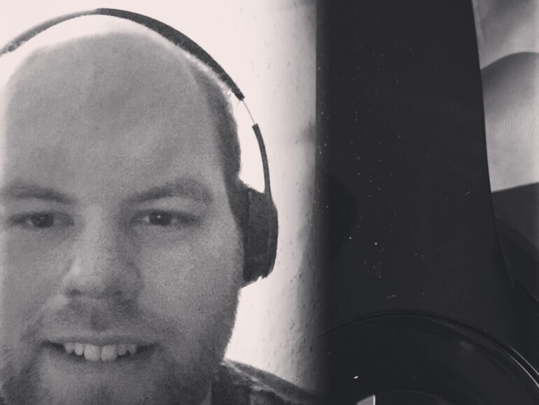 Sebastian Schack konnte die Beats Solo 2 bereits vor Ort ausprobieren - der freudige Gesichtsaudruck nimmt die Begeisterung vorweg ...