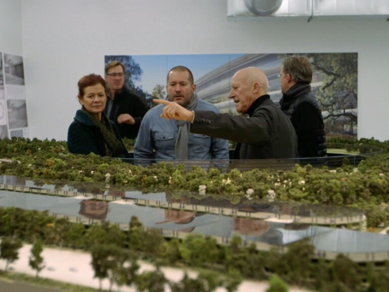 Norman Foster und Jony Ive im Model des Apple Campus 2 (aus Apple-Campus-2-Video)