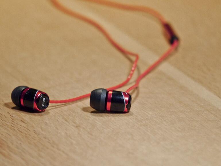 Die Kopfhörer sind aus eloxiertem Metall gefertigt