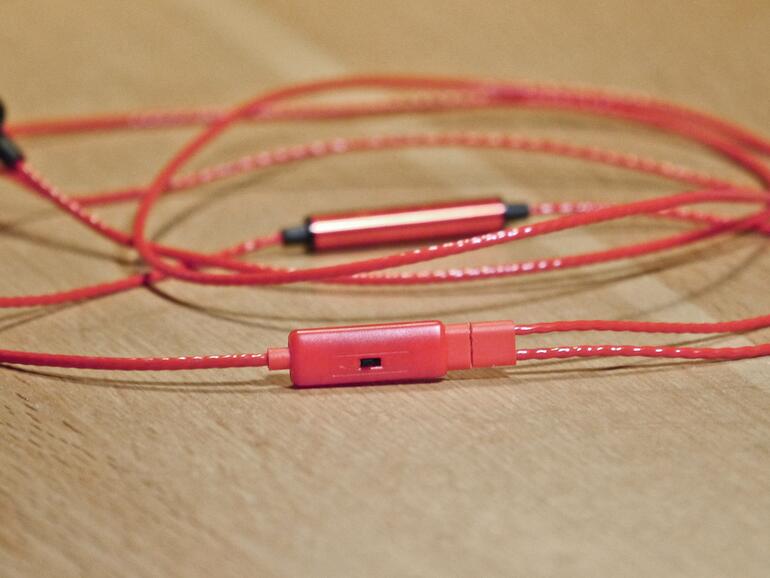 Der Schalter zum Wählen des verwendeten Smartphones ist leider nur aus Plastik