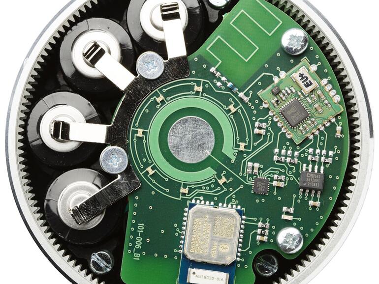 Geöffnetes Danalock mit Batterien