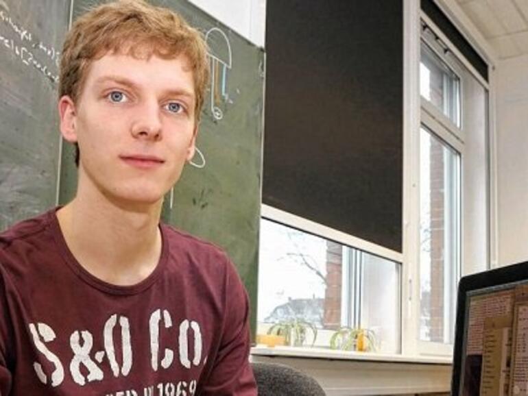 Sobald der Ball eine Fläche berührt, prallt er im entsprechenden Winkel ab. Die Fläche löst sich auf.