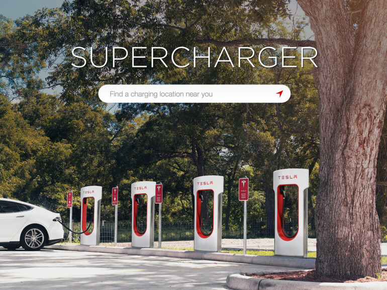 „Supercharger" sind die Tesla-eigenen Ladestationen für die Elektro-Autos. Noch findet man herkömmliche Benzin-Tankstellen aber deutlich einfacher.