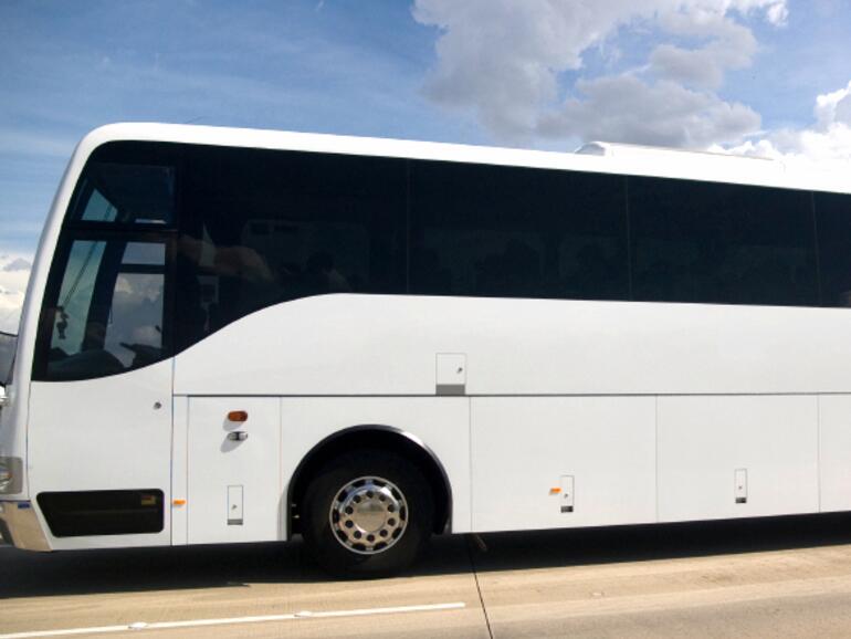 Die Shuttle-Busse der Unternehmen besitzen in den Wohnorten oft offizielle Haltestellen. Dies führte in der Vergangenheit zu einigen Protesten bei den Anwohnern