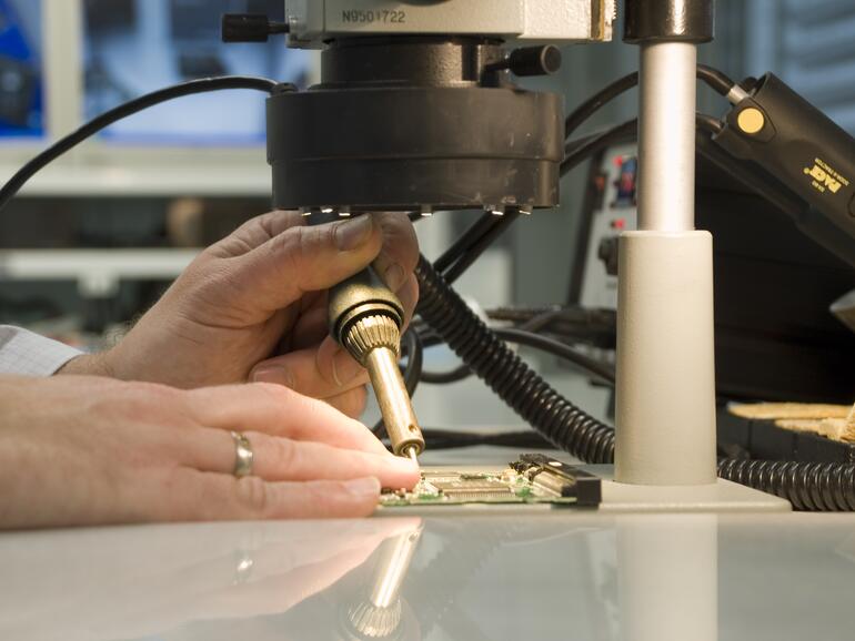 ... und reparieren diese ...