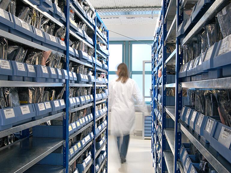 In den langen Gängen des Lagers reihen sich über 150.000 Ersatzteile für alle nur erdenklichen Festplatten-Modelle.