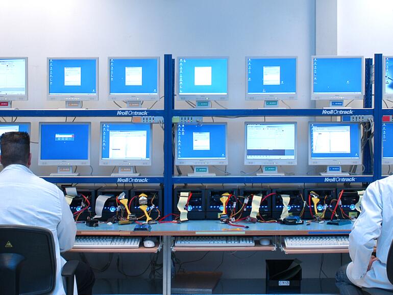 Festplatten an Schläuchen - wie in einer Intensivstation