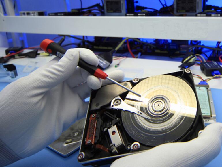 Lese-/Schreibköpfe einer Festplatte - diese müssen gegebenenfalls erst ausgetauscht werden, bevor man an die Daten kann