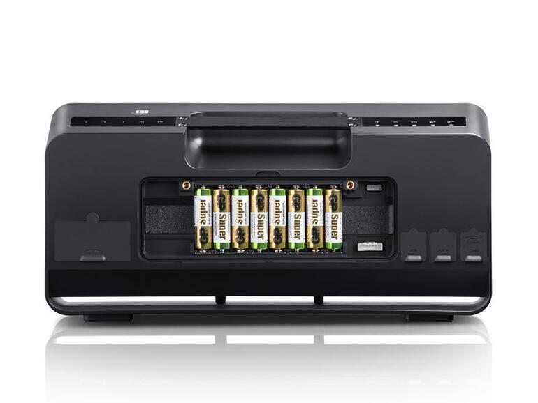 Der Akku kann gegen 8 AA-Batterien ausgetauscht werden