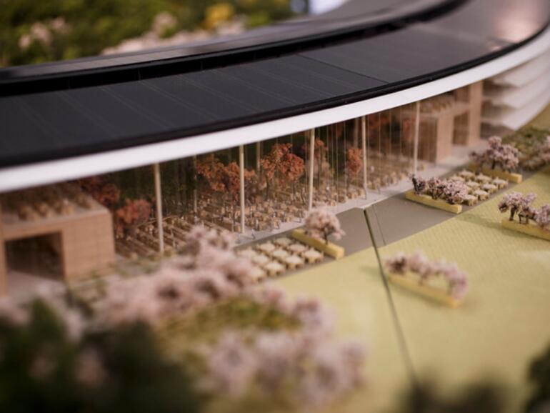 Bei dem Gebäudeteil soll es sich um die Cafeteria beziehungsweise Mensa des Apple Campus 2 handeln