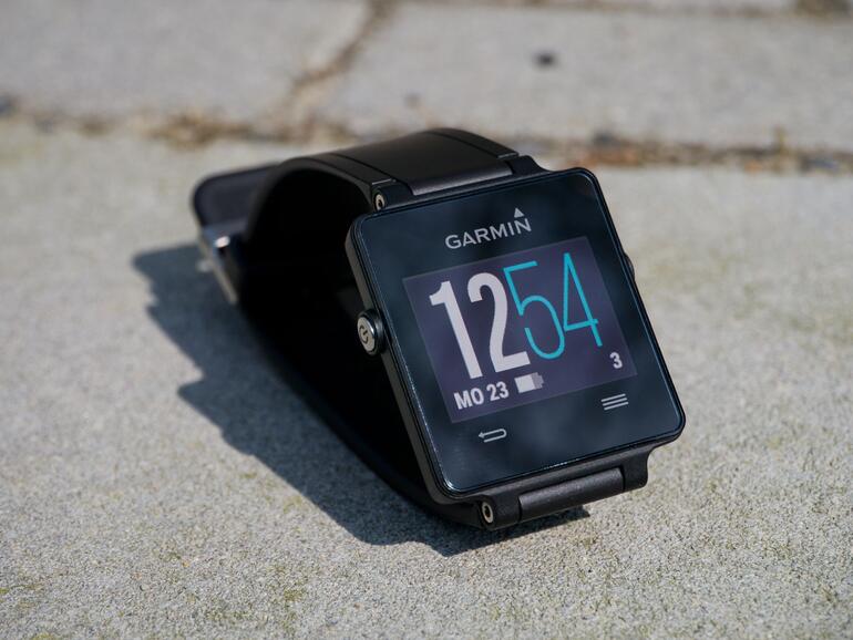 Die Garmin vívoactive ist schlicht 