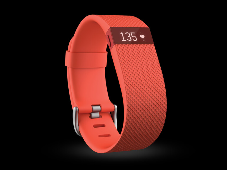 Wir haben Fitbit Charge HR für Sie getestet, der neben Schritten und Kalorien auch die Pulsfrequenz misst.