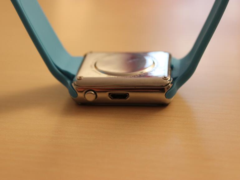 Überraschend hat das Unternehmen einen microUSB-Slot verbaut