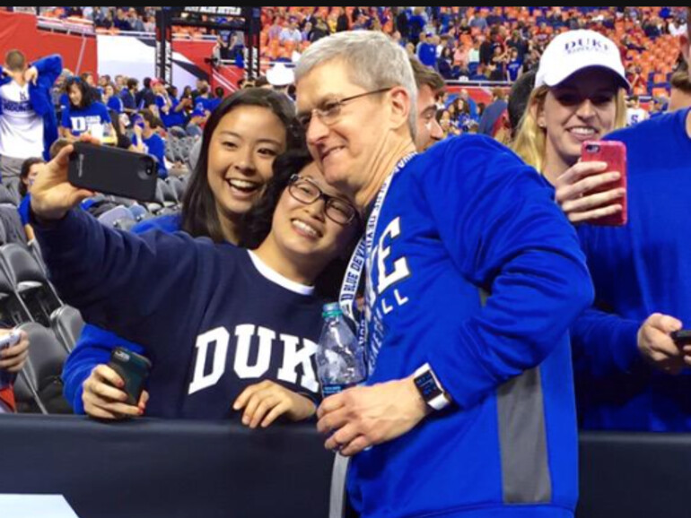 Tim Cook mit Duke Fans bei einem Heimspiel - die Apple Watch sitz am Handgelenk