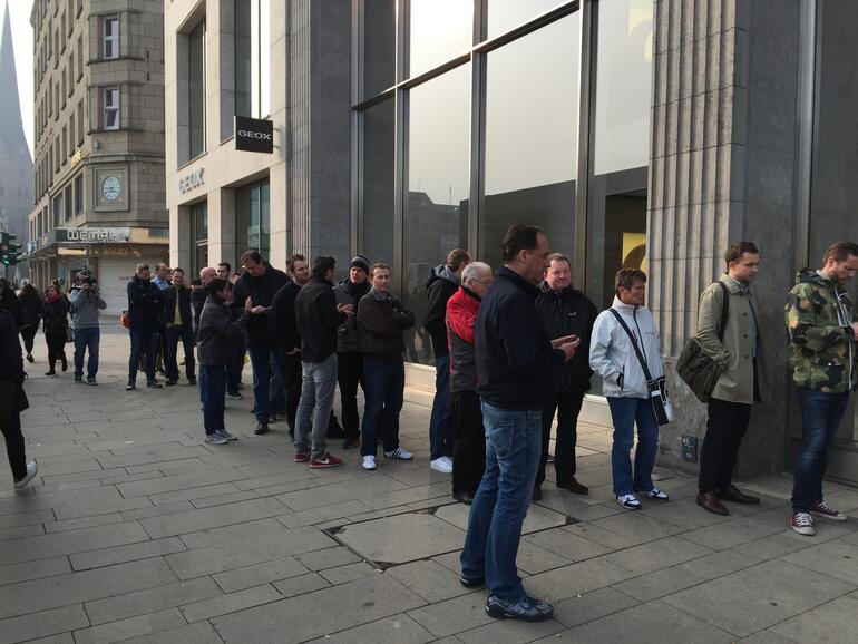 Die ersten Fans treffen zur Anprobe ein