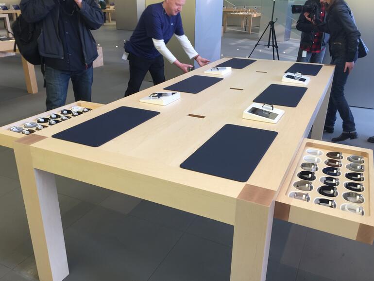 Apple Watch: In ausziehbaren Schubladen sortiert und gesichert - durch die Glasscheibe aber einsehbar