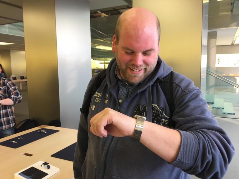 Unserem Redakteur Sebastian zaubert die Apple Watch sprichwörtlich ein Lächeln auf die Lippen - die Begeisterung ist groß