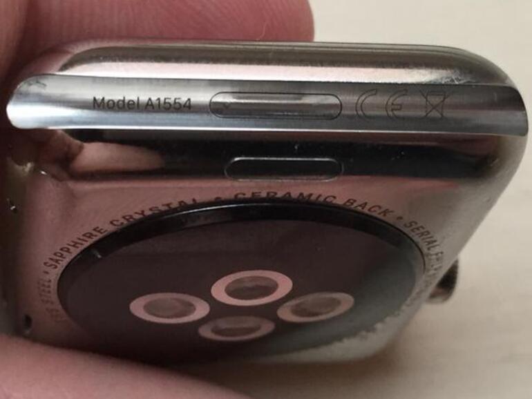 Auf Twitter hat John Gruber ein Bild seines Testgeräts veröffentlicht und dort ist der Port noch abgedeckt.