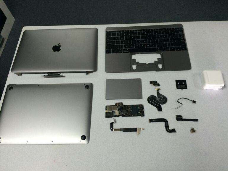 Der Akku nimmt bei weitem den meisten Platz ein