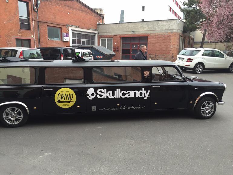 Skullcandy hat sich für den Abholservice etwas ganz besonders einfallen lassen - eine Trabbilimo, zusammengeschweißt aus drei Trabbis