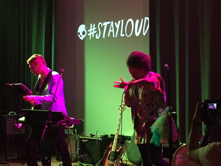 Joy Wellboy aus Belgien geben eine Kostprobe ihrer Musik ...