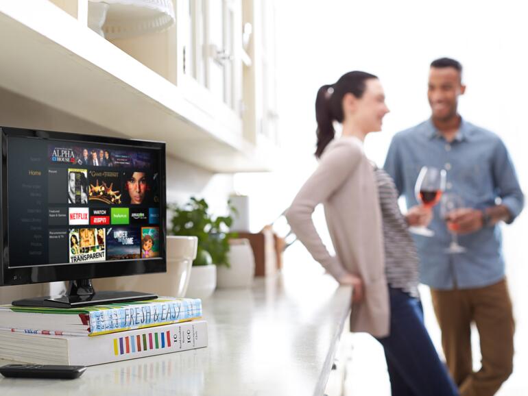 Der Amazon Fire TV Stick macht aus jedem TV-Gerät mit freier HDMI-Buchse im Handumdrehen einen wirklich smarten Fernseher.