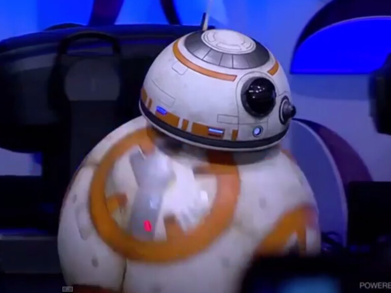 Der Droide, der bereits zwei kurze Auftritte in den beiden Trailern zu Star Wars: Episode VII – Das Erwachen der Macht hatte, besitzt den Namen BB-8