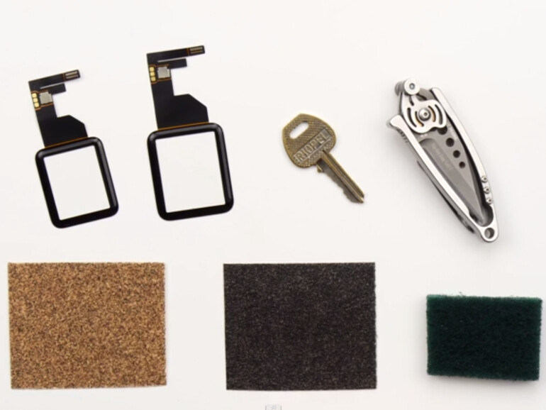 Ob die Uhr auch mit scharfen Kanten zurecht kommt, haben die Kollegen von Unbox Therapy ausprobiert