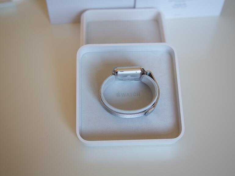 In der Schachtel schlummert die Apple Watch Milanaise