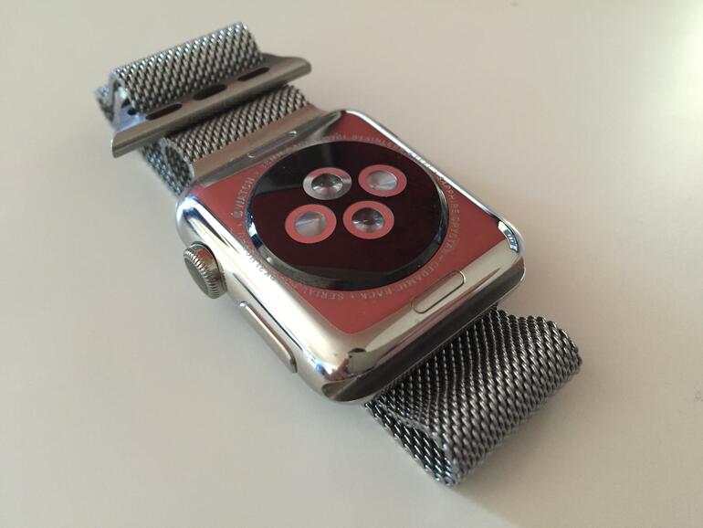 An der Rückseite befinden sich der Sensor zur Pulsmessung