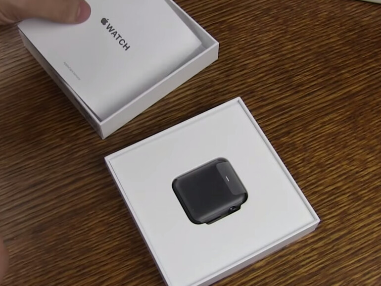 Schickt das Unternehmen dem Apple Watch-Besitzer ein Ersatzgerät, kommt dieses ohne Armband in einer kleinen quaderförmigen Schachtel an
