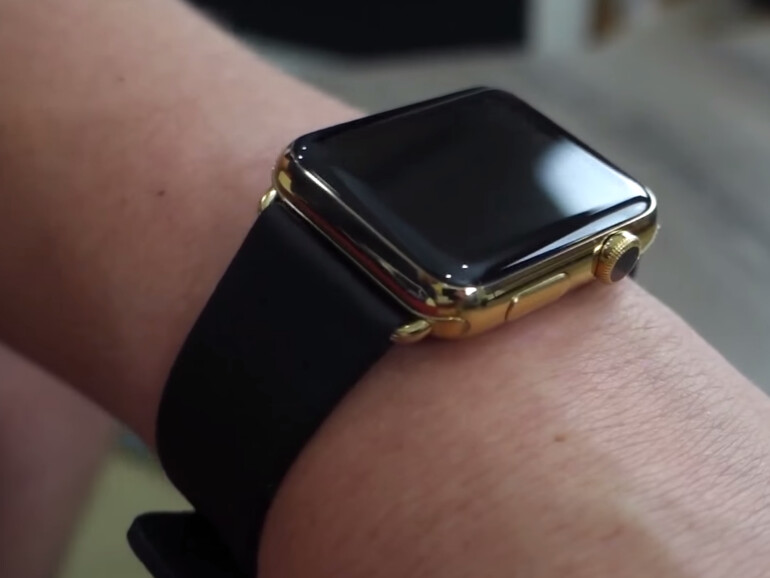 Das Gehäuse der Uhr und die Schließe des Armbands sind nun aus Gold