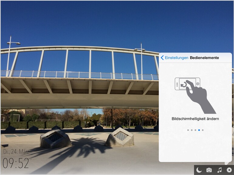 Während der Bildanzeige steuern Sie einige Grundfunktionen direkt auf dem Bildschirm. So regeln Sie beispielsweise die Helligkeit oder wechseln zum nächsten Foto.