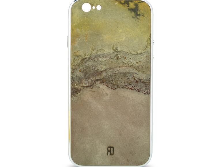 Das Berliner Label Roxxlyn bietet handgefertigte Cases und Accessoires aus echtem Gestein und anderen Materialien an.