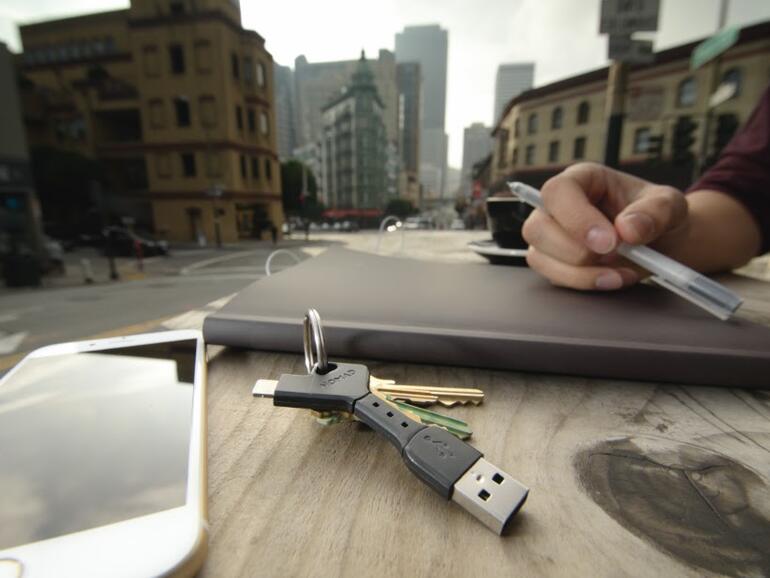 Der NomadKey hat die Form eines Schlüssels und verfügt ebenfalls über einen Lightning-Anschluss und USB-Anschluss.