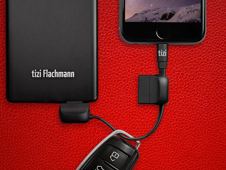 Der tizi Schlingel lässt sich zum Beispiel am Schlüsselbund befestigen. Das Besondere ist der tizi flip USB-Stecker, der kein Oben und Unten kennt.