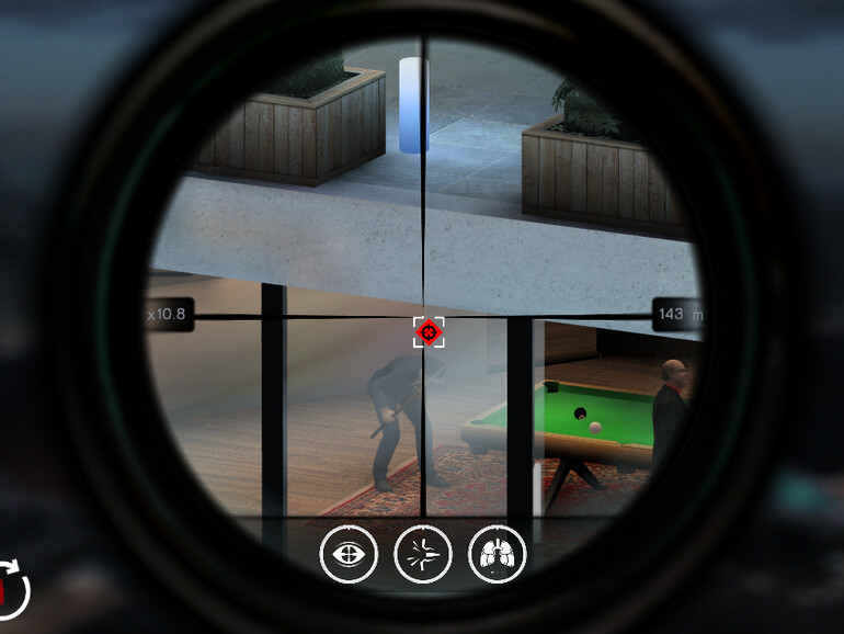 Agent 47 greift zum Scharfschützengewehr in Hitman: Sniper