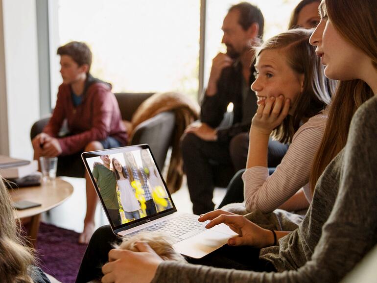 Zwar macht sich das neue MacBook auch hervorragend auf jedem Schreibtisch. Wirklich gemacht ist es aber für den mobilen Einsatz.