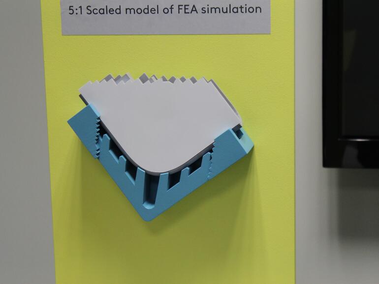 Die mit Lamellen ausstaffierten Ecken fangen Stürze ab