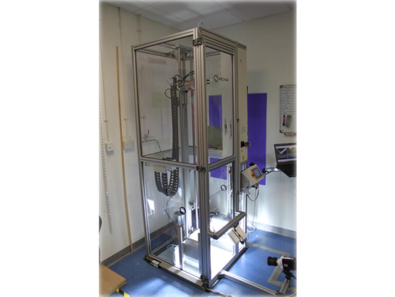 Der Sturz wurde uns in diesem Fallapparat vorgeführt