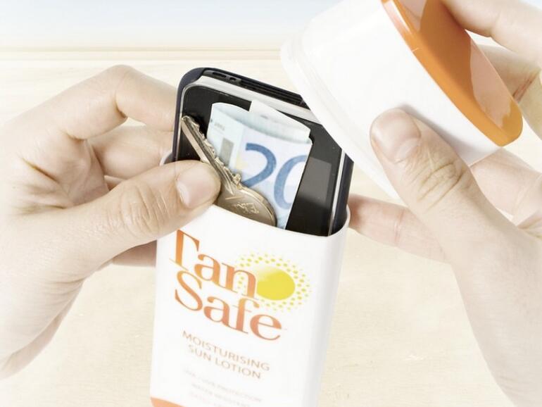 In den TanSafe können Sie Ihre Wertsachen, zum Beispiel am Strand, verstauen.