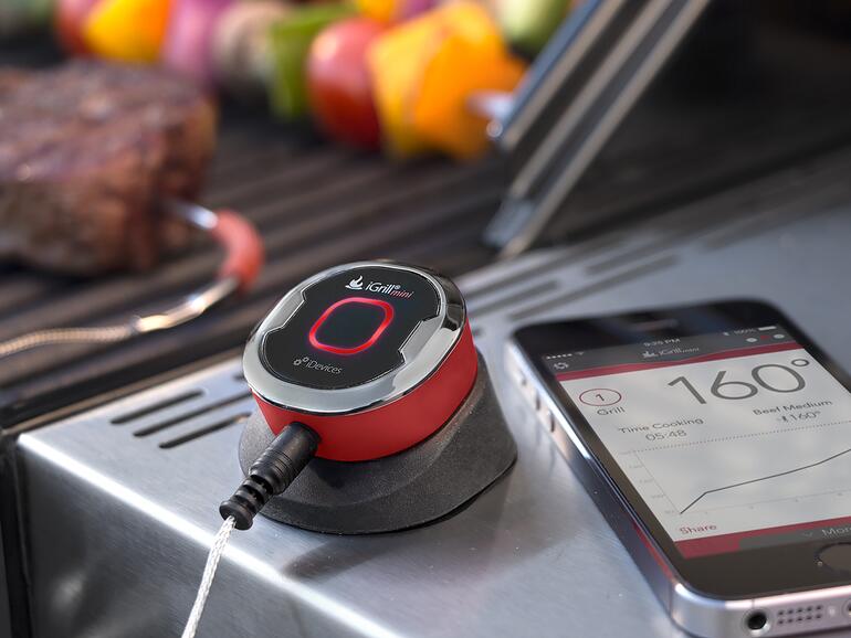 Mithilfe des iGrill Mini können Sie die Fleischtemperatur messen und per App anzeigen lassen.