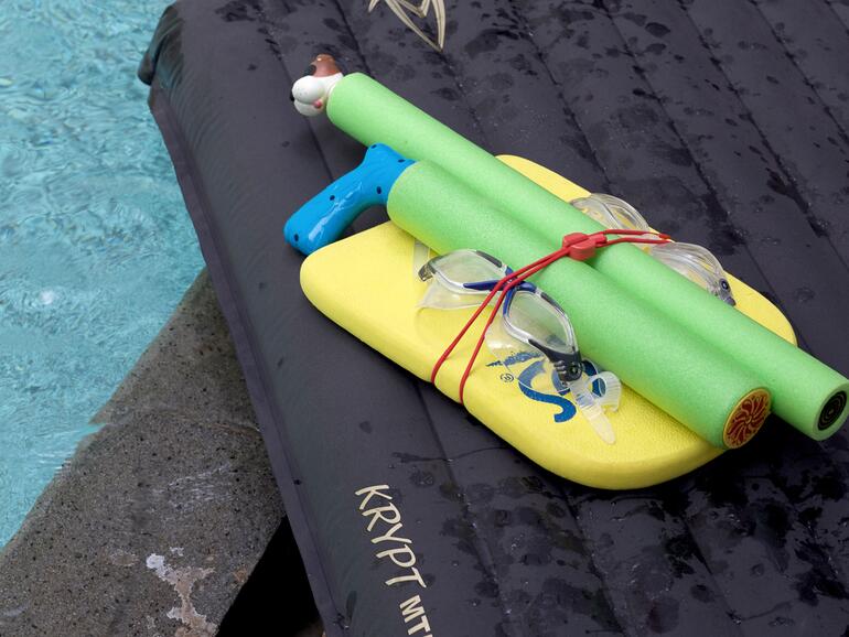 Die Pixi-Kabelbinder von BlueLounge sind vielseitig einsetzbar - zum Beispiel am Stand oder Pool.