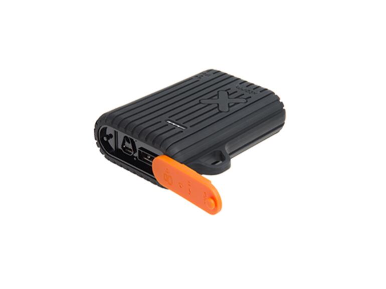 Einen Zusatzakku braucht man natürlich auch im Urlaub, zum Beispiel die wasserfeste Power Bank Extreme 9000.